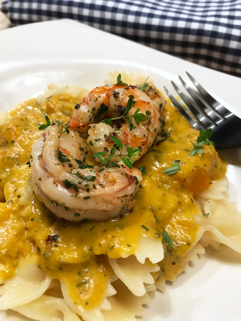 Cremige Kürbissauce mit Farfalle und Garnelen – weiss & schwarz Cremige Kürbissauce mit Farfalle und Garnelen – weiss & schwarz