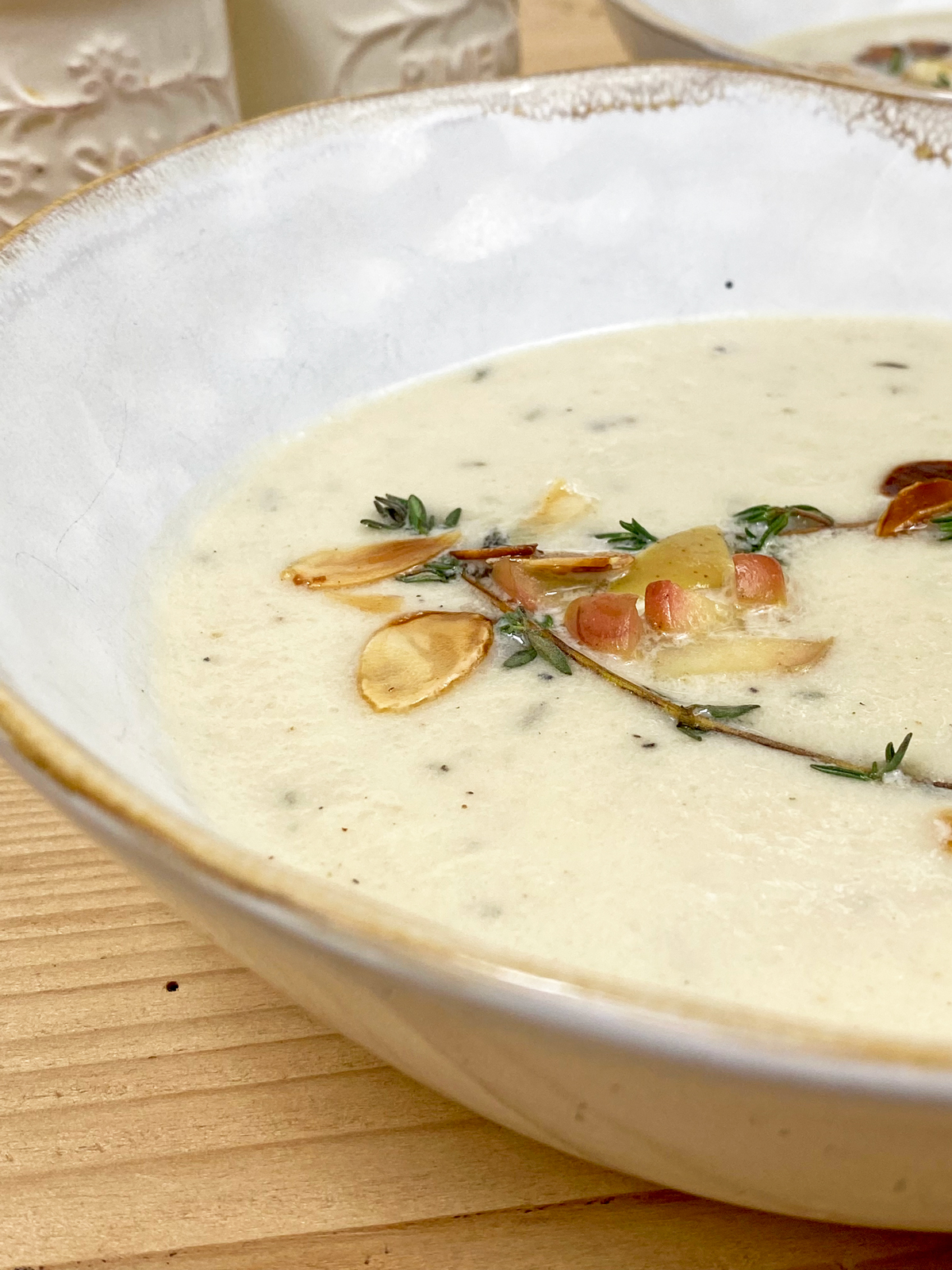 Sellerie-Apfel-Kartoffel Suppe – weiss & schwarz Sellerie-Apfel-Kartoffel Suppe – weiss & schwarz