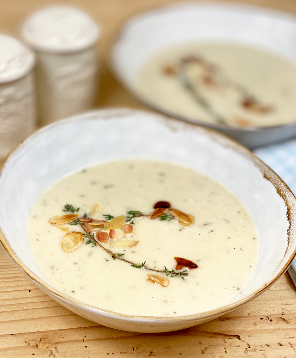 Sellerie-Apfel-Kartoffel Suppe – weiss & schwarz Sellerie-Apfel-Kartoffel Suppe – weiss & schwarz