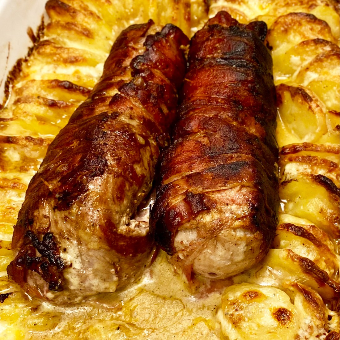 Schweinefilet im Speckmantel und Kartoffelgratin – weiss & schwarz Schweinefilet im Speckmantel und Kartoffelgratin – weiss & schwarz