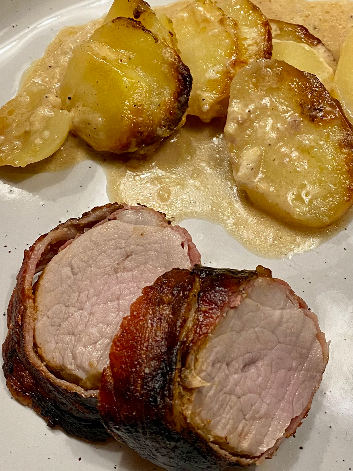 Schweinefilet im Speckmantel und Kartoffelgratin – weiss & schwarz Schweinefilet im Speckmantel und Kartoffelgratin – weiss & schwarz