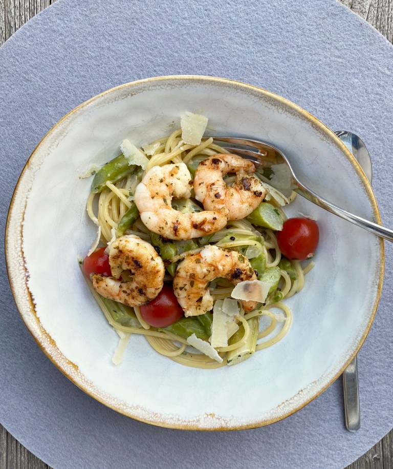 Grüner Spargel mit Spaghetti und Garnelen – weiss &amp; schwarz