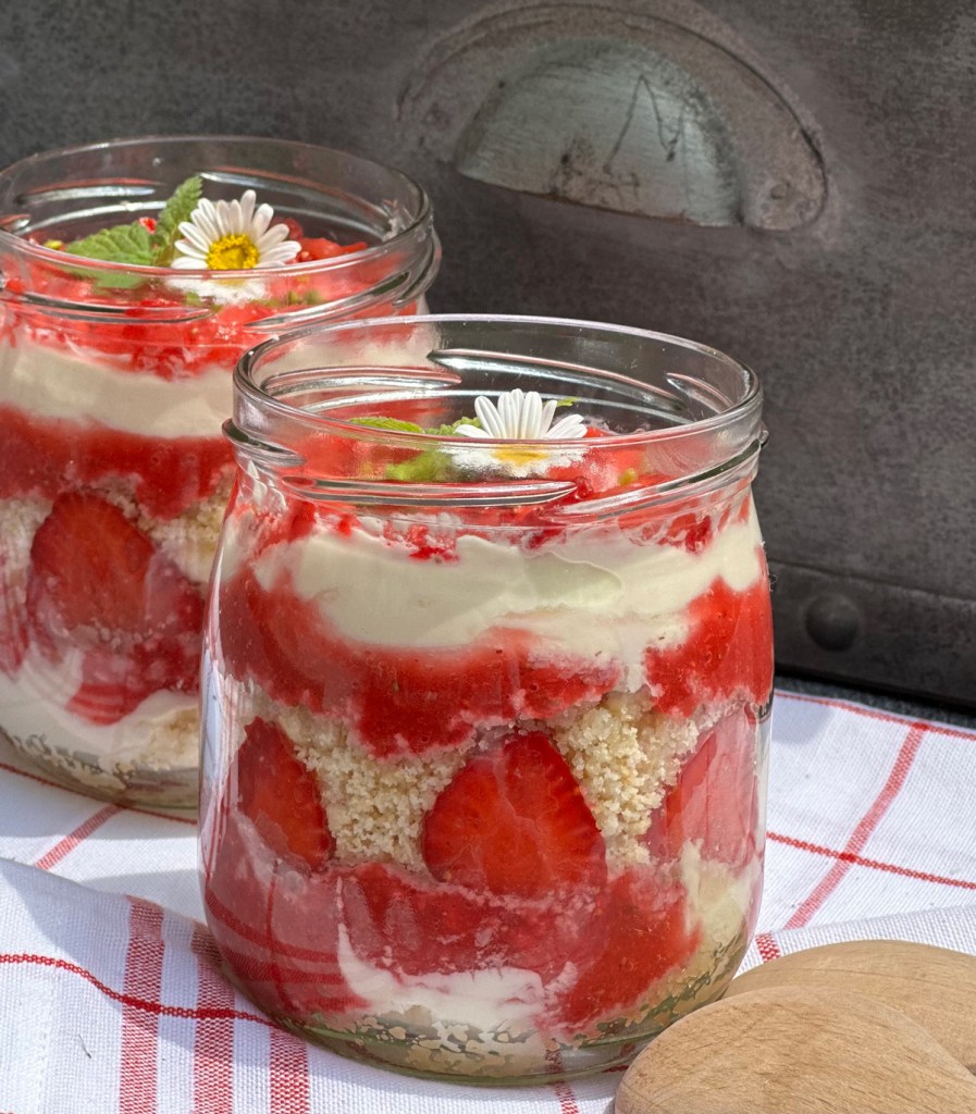 Erdbeer Schicht Dessert mit Amerettini – weiss &amp; schwarz