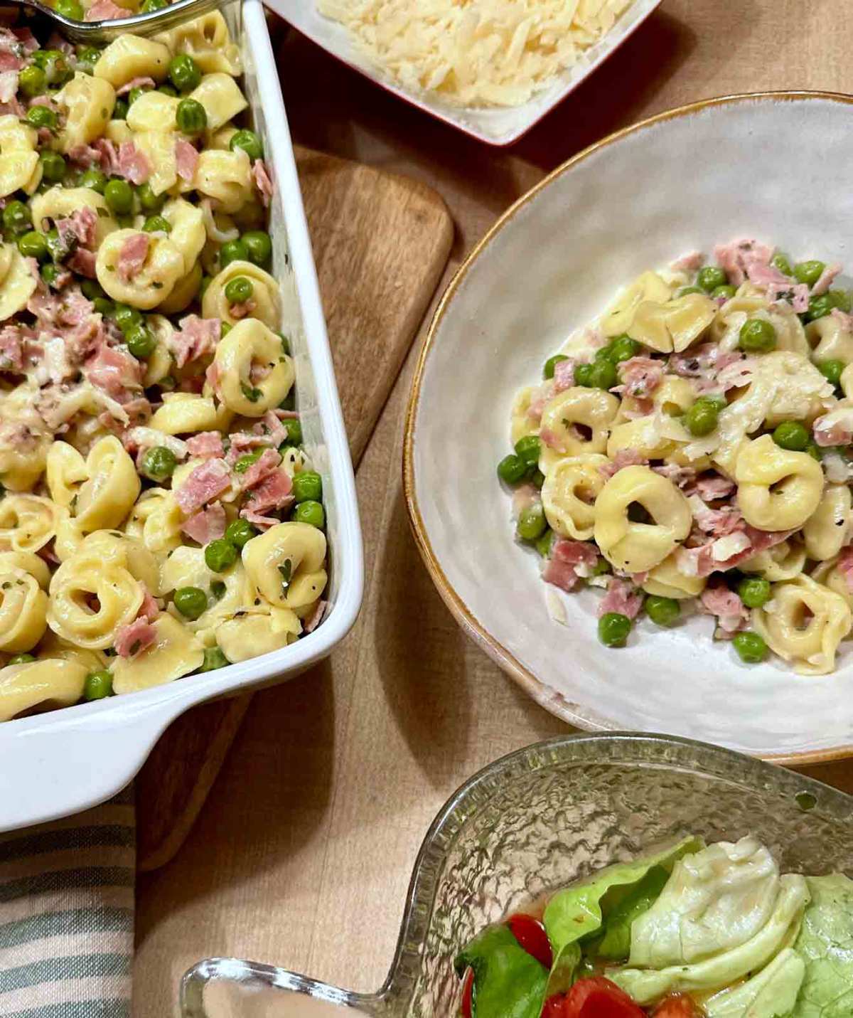 Tortellini mit Schinken, Erbsen, Sahnesauce – weiss &amp; schwarz