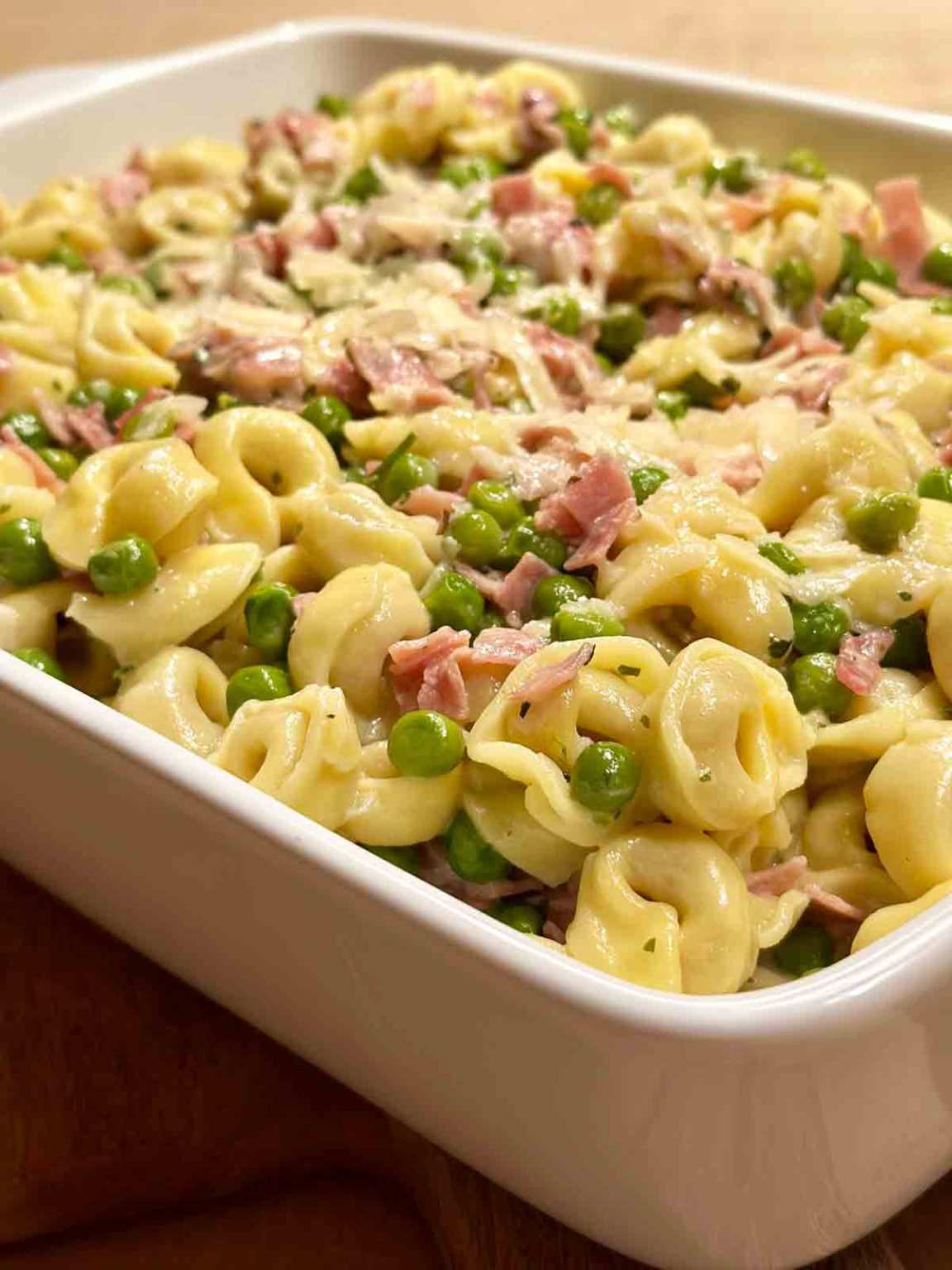 Tortellini mit Schinken, Erbsen, Sahnesauce – weiss &amp; schwarz