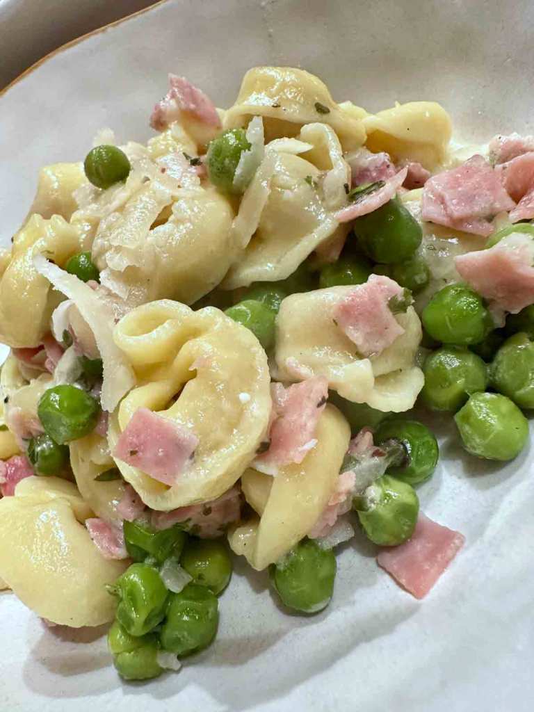 Tortellini mit Schinken, Erbsen, Sahnesauce – weiss &amp; schwarz