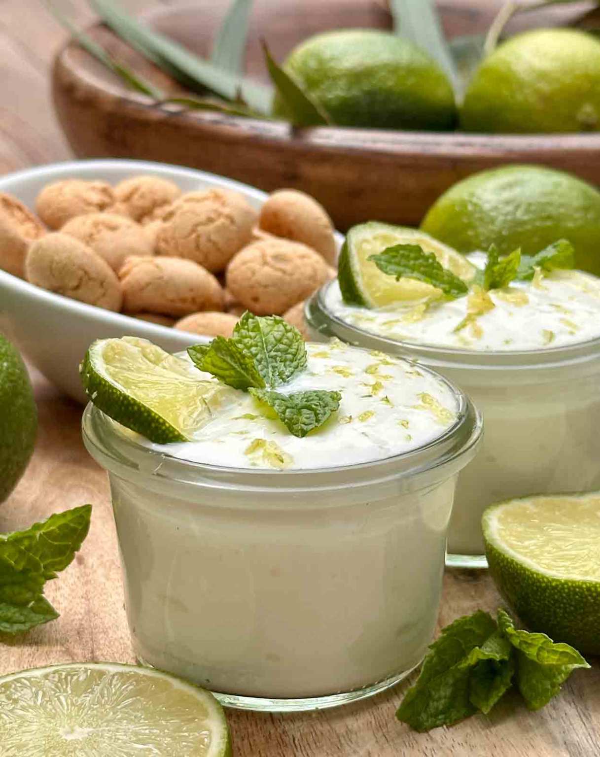 Schnelles Joghurt Dessert mit Limetten – weiss & schwarz Schnelles Joghurt Dessert mit Limetten – weiss & schwarz