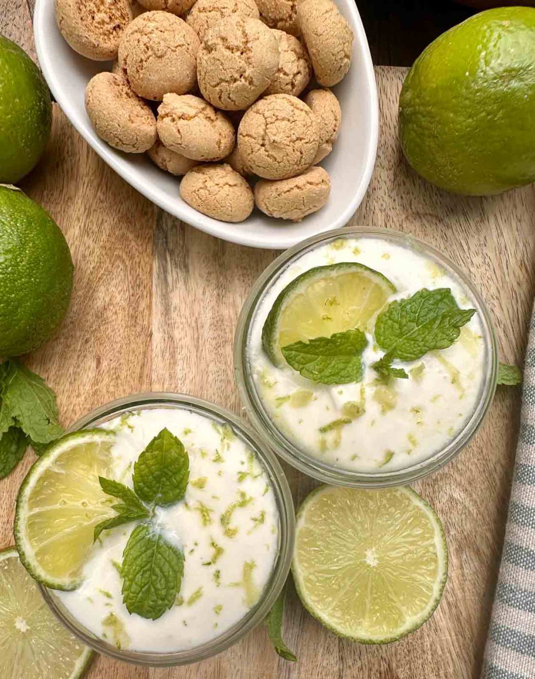 Schnelles Joghurt Dessert mit Limetten – weiss &amp; schwarz