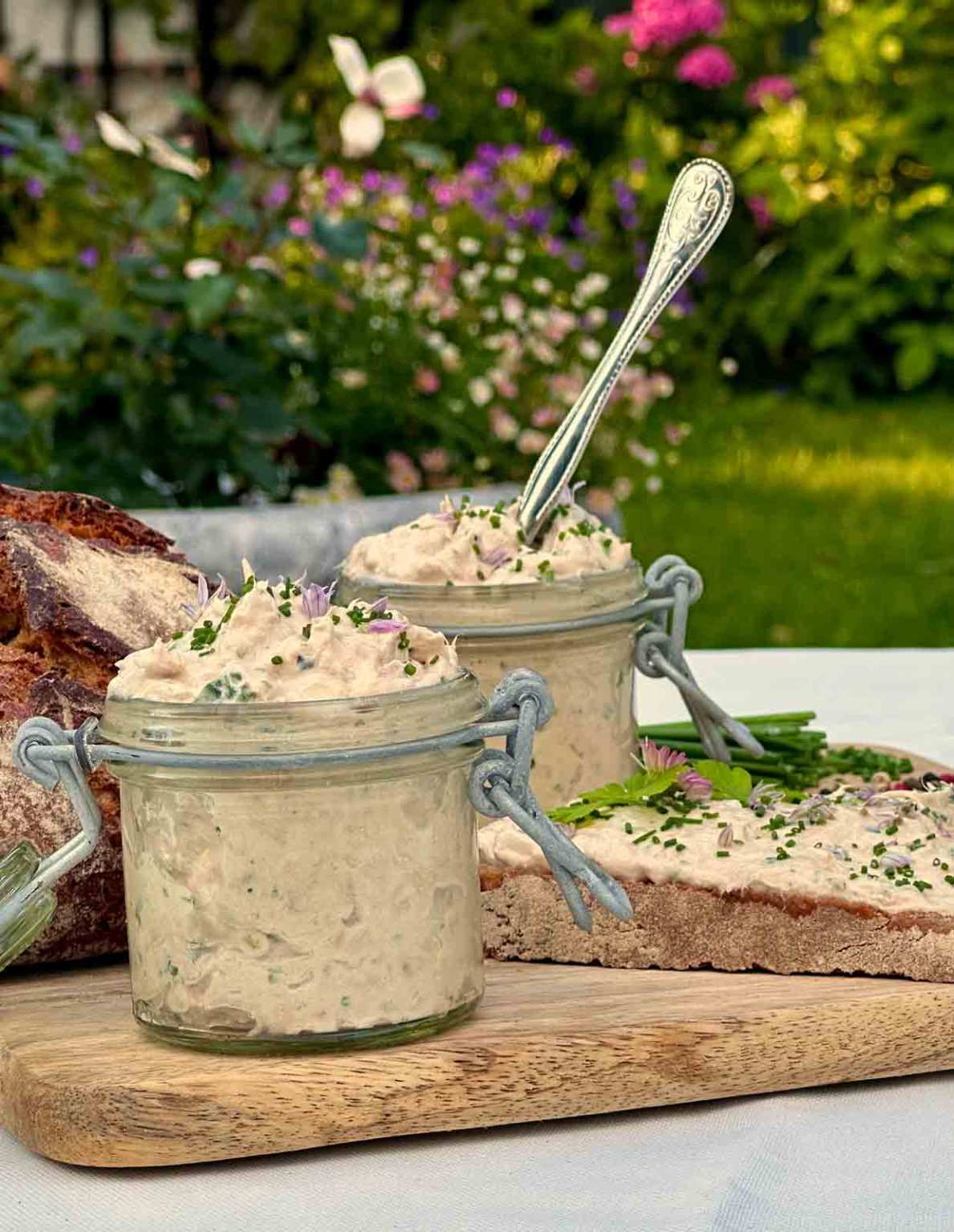 Kleiner Appetithappen – Thunfischaufstrich – weiss & schwarz Kleiner Appetithappen – Thunfischaufstrich – weiss & schwarz